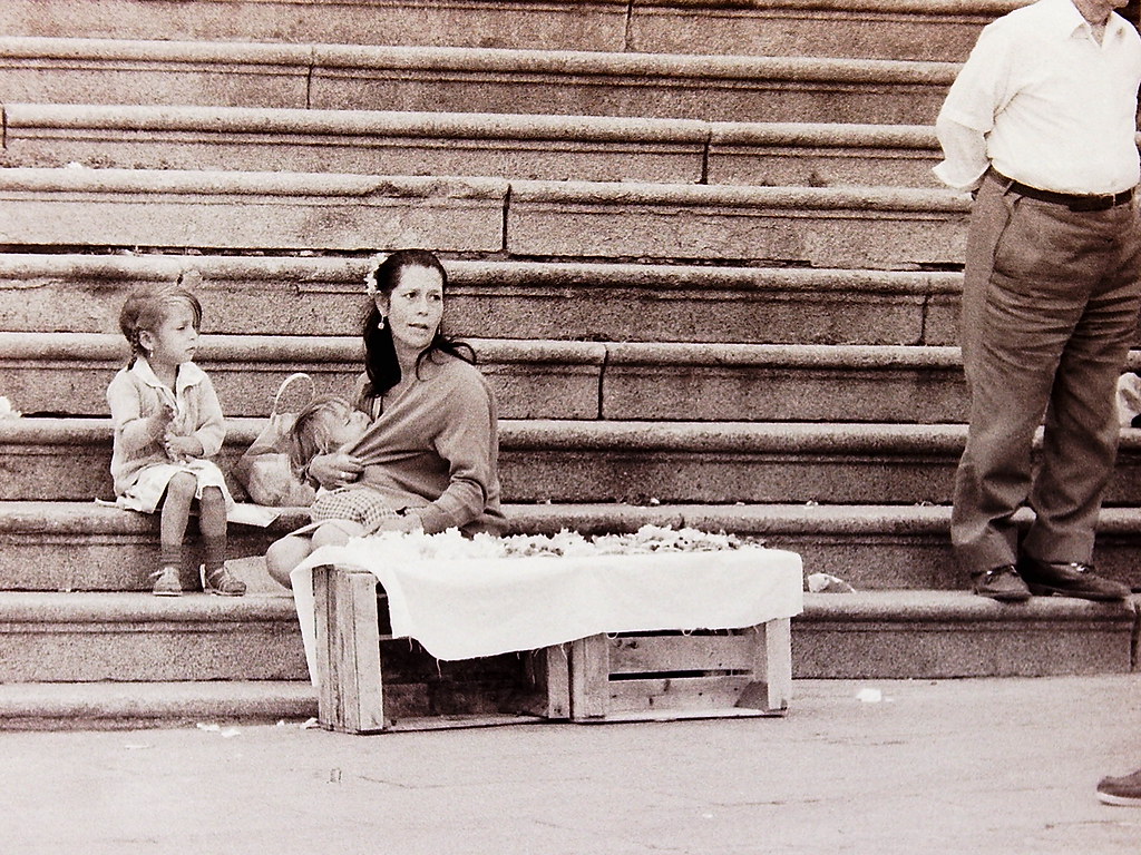 Vendedora con sus hijos en las escaleras del Teatro de Rojas en la Plaza Mayor, años 70. Fotografía de Francisco Rodríguez