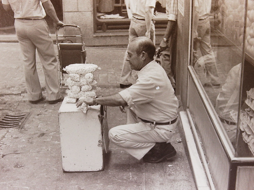 Vendedor de palomitas en Toledo, años 70. Fotografía de Francisco Rodríguez