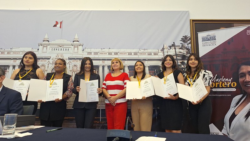 USMP TV y su equipo femenino reciben distinción del Congreso por su compromiso con la educación juvenil
