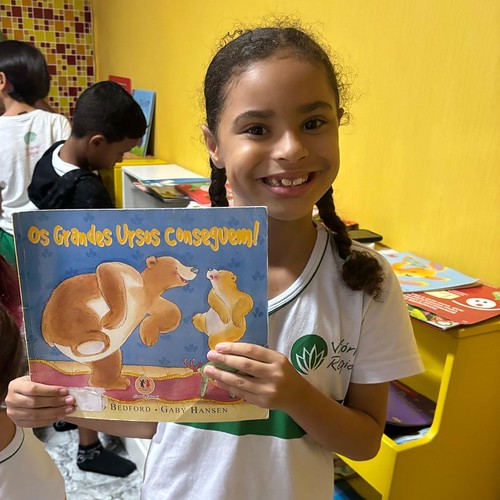3º ano B aproveitou a sala de leitura na biblioteca para ler e conhecer histórias incríveis na aula de Redação!