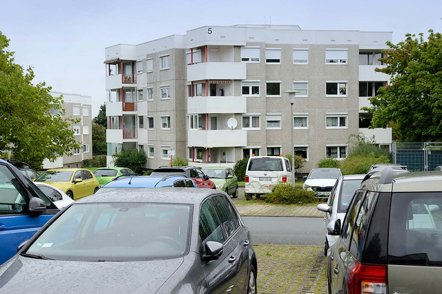 7908 Kubische Wohnblocks mit Balkons, Wohnanlage mit KFZ Parkplätzen an der Bölschestraße - Fotos von Fallersleben, Stadtteil von Wolfsburg in Niedersachsen.