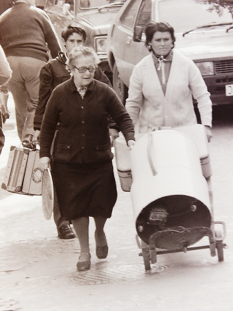 Cargando maletas y bultos en Toledo, años 70. Fotografía de Francisco Rodríguez