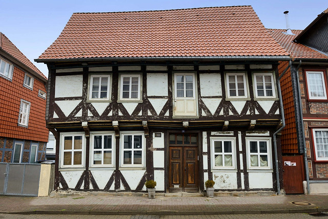7866 Zweigeschossiger Fachwerkbau in der Markstraße, erbaut 16. Jahrhundert - das Wohnhaus steht unter Denkmalschutz; Fotos von Fallersleben, Stadtteil von Wolfsburg in Niedersachsen.