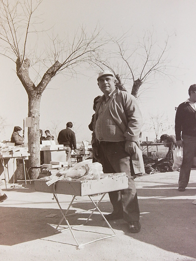 Vendedor de flor de tila en un mercadillo de Toledo, Paseo del Carmen, años 70. Fotografía de Francisco Rodríguez