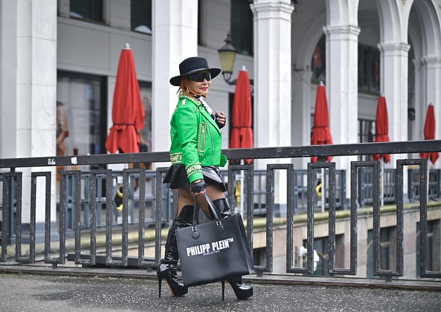 Isey; grüne Plein Lederjacke, schwarzer Lack Skatermini, schwarze Lack Overkneestiefel und Plein Shopper