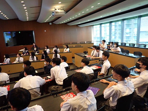 Okinawa Shogaku High School Students Visited OIST