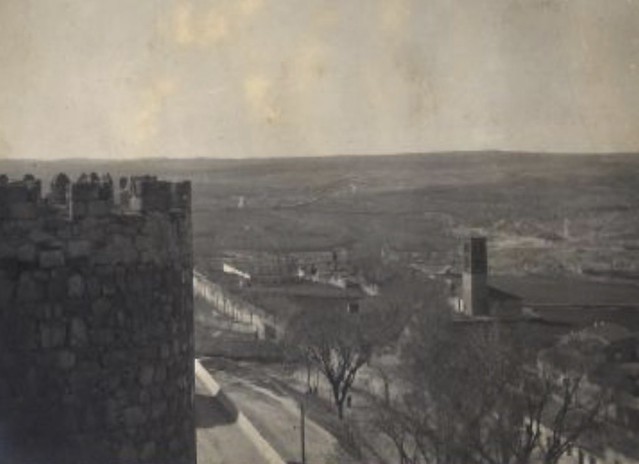 Ávila. Vista del arrabal de Ajates desde la Muralla,   1902. Fotografía Enrique Larreta, Col. Museo de Arte Español Enrique Larreta, Buenos Aires.