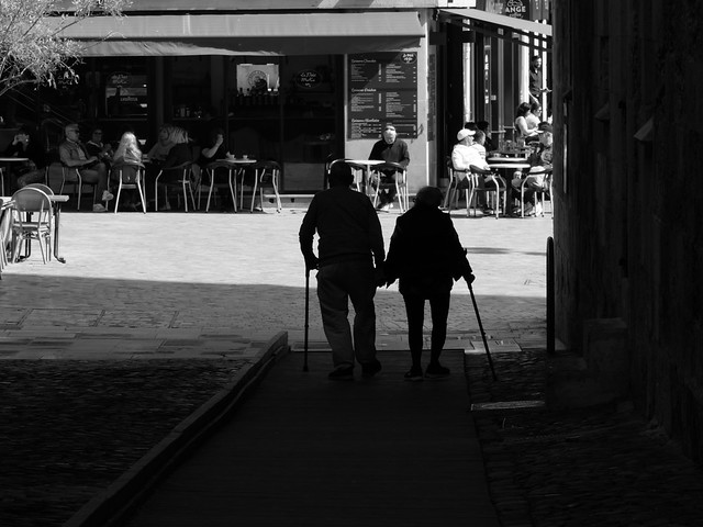 Old couple in the street - Narbonne
