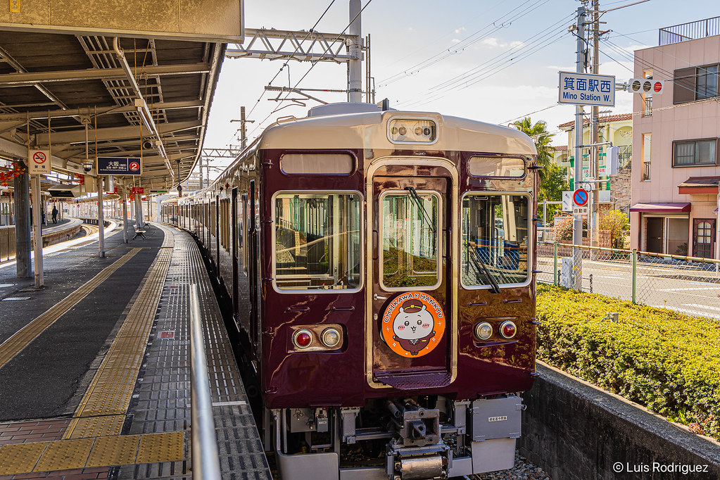 Tren de Hankyu en la estaci&oacute;n de Mino-o