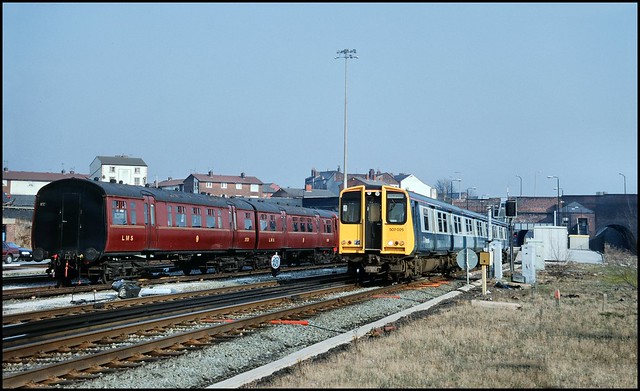 Kirkdale, Merseyrail 507025 (09.32 Ormskirk - Liverpool Central) February 14th 1994.