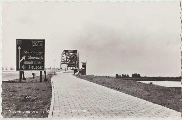 Ansichtkaart - Nieuwe Brug over de Merwede bij Gorinchem (Uitg. N.V. Fotodrukind. Emdeeha, Oosterbeek - Echte foto 1161 nr. 4, ongelopen) ANWB bord Boven-Merwede