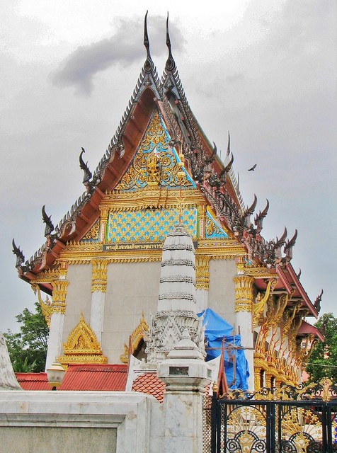 Wat Intharawihan or Wat Intharavihan, Temple of the Standing Buddha, Bangkok, Thailand
