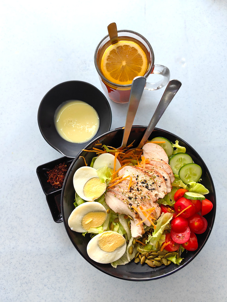 燉雞肉沙拉加一粒煮熟蛋  Baked Chicken Salad Add 1 Egg rm$13 無糖檸檬熱 Teh O Lemon Panas Kosong rm$3.80 @ The Real Foods Stall in 美食茶餐室 Meisek USJ14