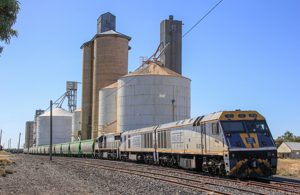 EL57 EL62 and VL354 load the last few wagons at the Jeparit GrainCorp silos in town
