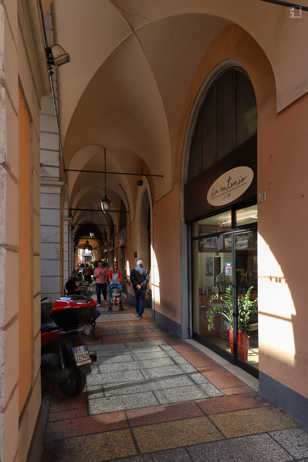 #a0763 Modena, portico di via Canal Grande, barbiere di Enzo Ferrari, da Antonio