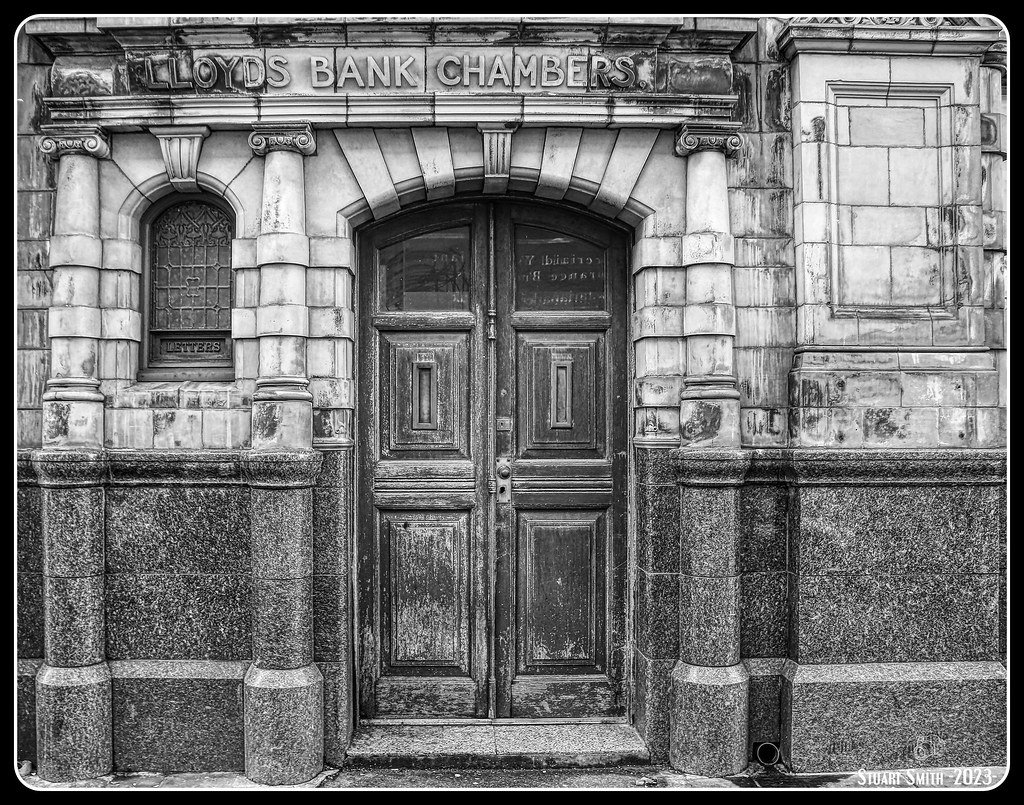 Lloyds Bank Chambers Doorway, Stryd y Porth Mawr, Caernarfon, Gwynedd, Wales UK