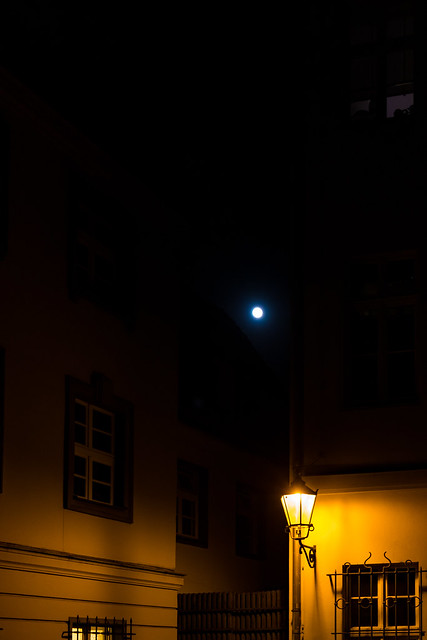 Mond und Laterne im Berliner Nikolai-Viertel