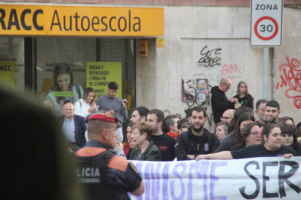 Mil catalanes arropan a candidatos de VOX en Tarrasa (Barcelona) (17)