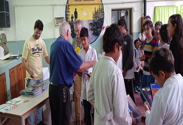 2024-04-12EDUCACION: Escuelas de Angaco recibieron donaciones de grupo solidario