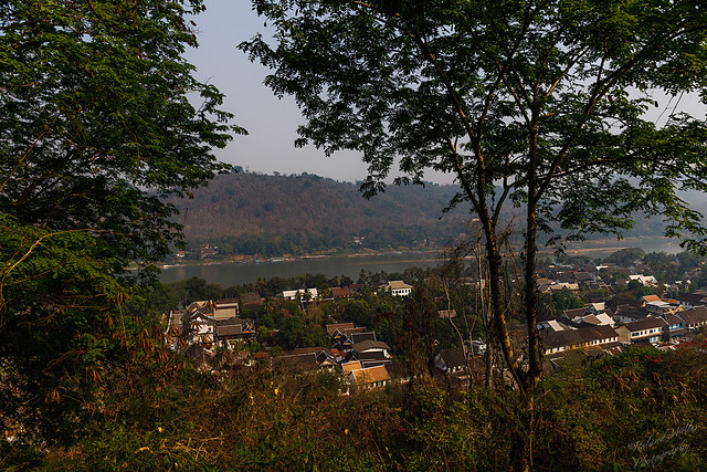 Unterwegs in Laos: Unterwegs zum Aussichtspunkt Phousi Hill im März 2024