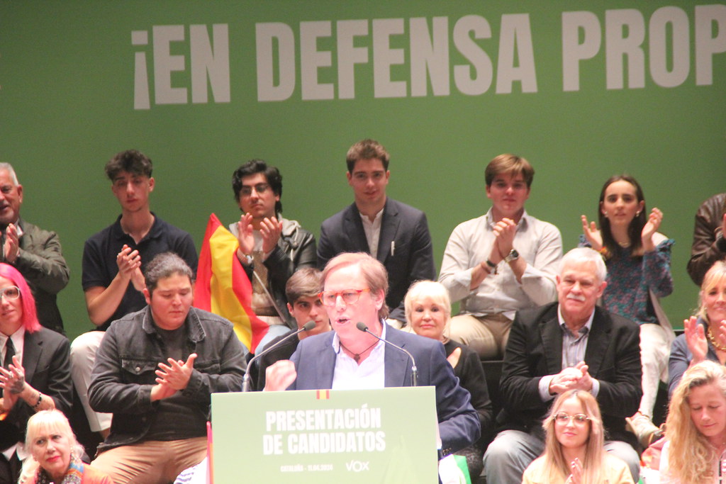 Mil catalanes arropan a candidatos de VOX en Tarrasa (Barcelona) (36)