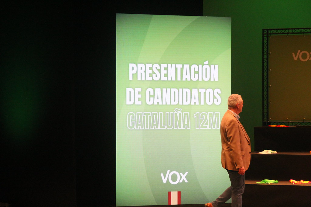 Mil catalanes arropan a candidatos de VOX en Tarrasa (Barcelona) (12)