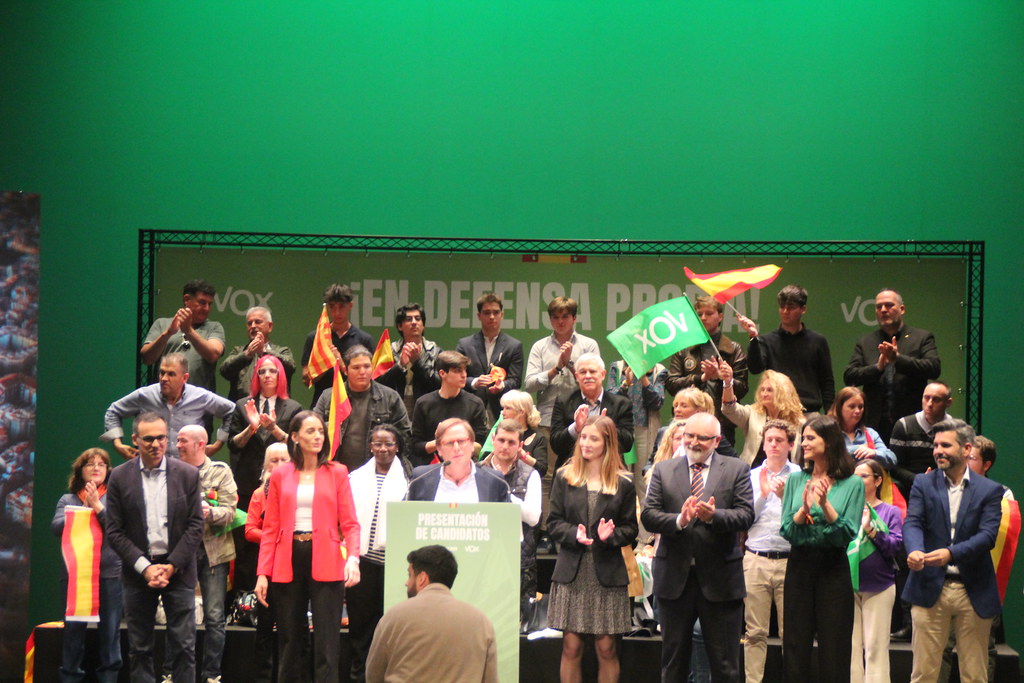 Mil catalanes arropan a candidatos de VOX en Tarrasa (Barcelona) (37)