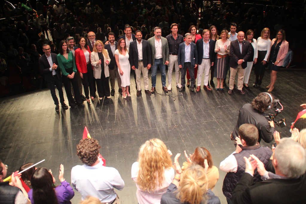 Mil catalanes arropan a candidatos de VOX en Tarrasa (Barcelona) (8)