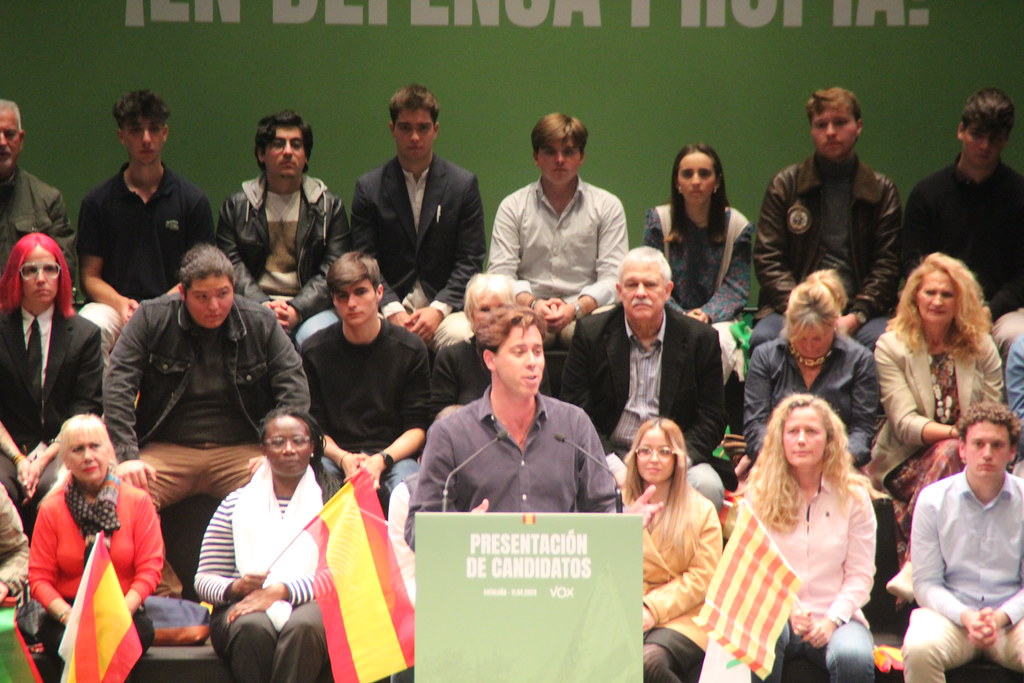 Mil catalanes arropan a candidatos de VOX en Tarrasa (Barcelona) (23)