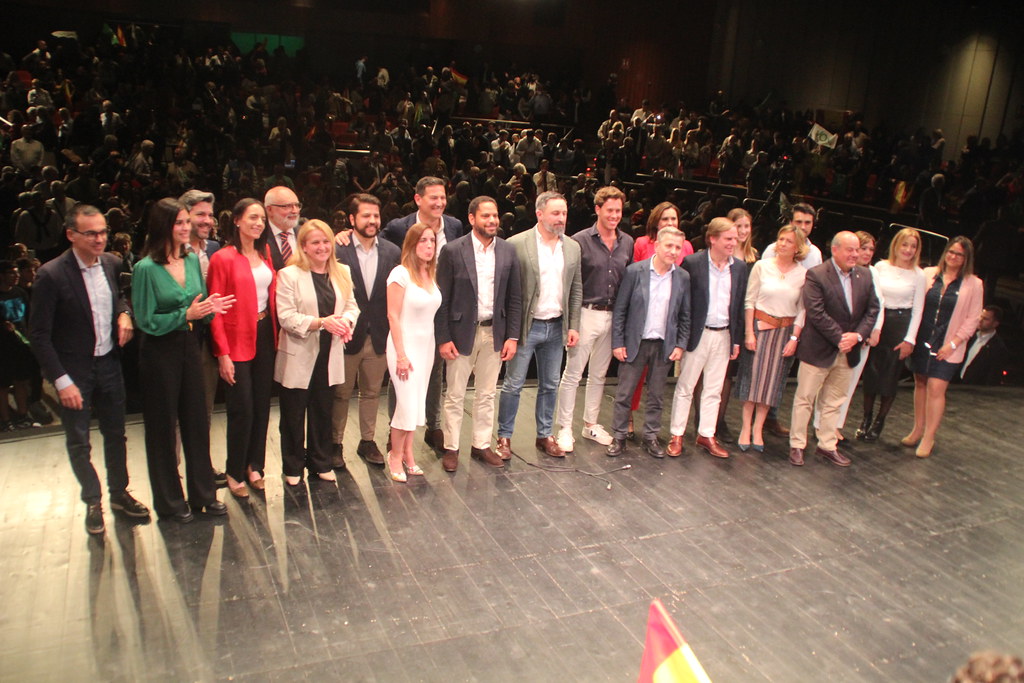 Mil catalanes arropan a candidatos de VOX en Tarrasa (Barcelona) (7)