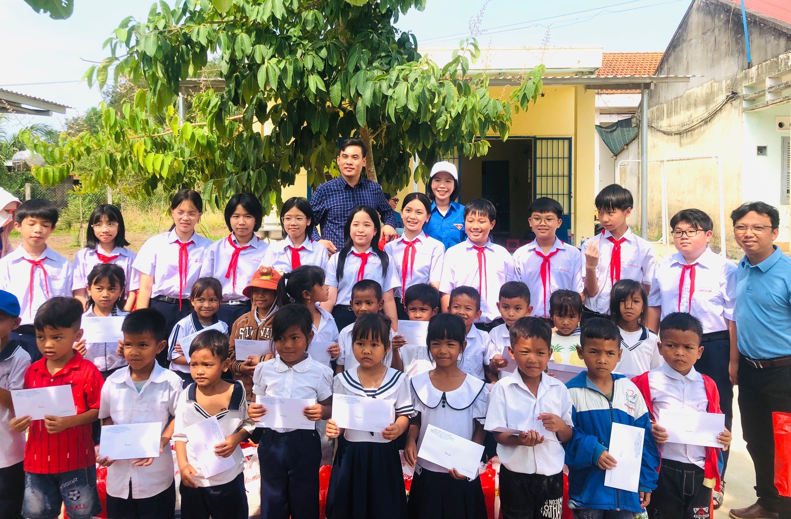 Trường THCS Võ Thị Sáu tổ chức thăm, tặng quà cho học sinh nghèo trường Tiểu học Khánh Đông, huyện Khánh Vĩnh – năm học 2023-2024