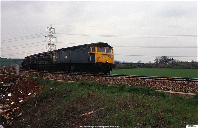 FTLC-pool 47332 rounds the curve at Westerleigh, on an Up freight, April 19th 1988