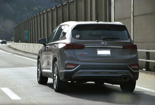 Hyundai Santa Fe SE (2020) Production: 2000 -
Generation: Fourth (2018 - 2023)
Engine: 2,5 litre R4 (petrol)
Power: 194 PS
Gearbox: 8 speed automatic
Layout: front engine, front drive