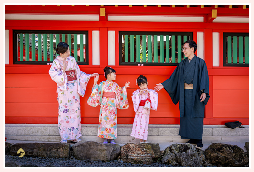  family photo in kimonos, in the castle town of Inuyama, Aichi