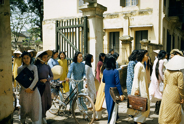 HANOI 1952 - Nữ SV trường Đại Học Đông Dương