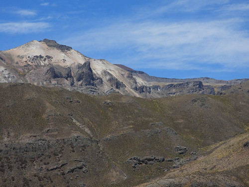 View of the Andes, Colca Valley near Chivay, Arequipa, Peru, peru sydamerika america suramerica latinamerika americadelsur 2022 arequipa southamerica latinamerica americalatina chivay mountain berg montaña volcán volcano vulkan natur nature naturaleza cañóndelcolca kanjon canyon cañón colca colcadalen valleyofcolca colcavalley valley dal andes andeanmountains anderna