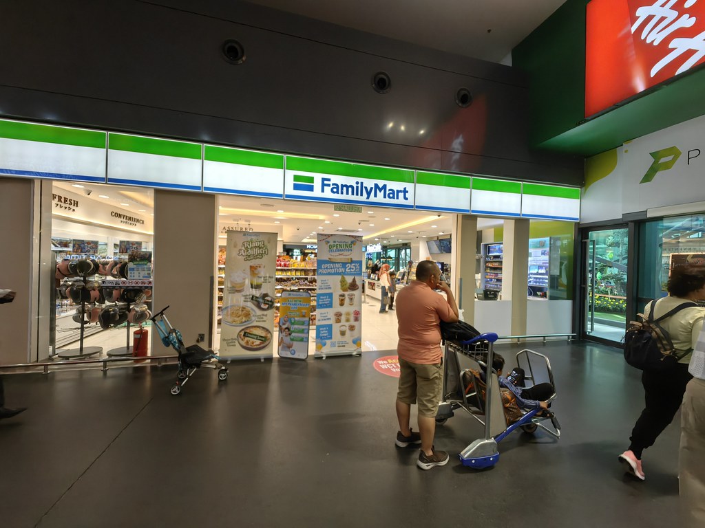 @ 全家便利店 FamilyMart Gateway in KLIA Terminal 2 Arrivals
