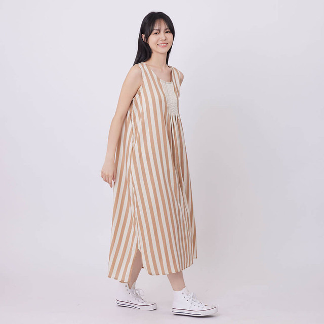 Nana無袖前摺直條印花洋裝/白駝寬條 - 洋裝/連身裙 - 聚酯纖維 卡其色
