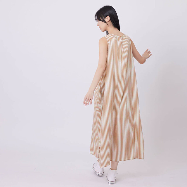 Nana無袖前摺直條印花洋裝/白駝細條 - 洋裝/連身裙 - 聚酯纖維 卡其色