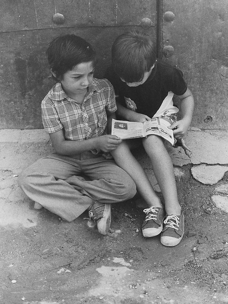 Dos niños leen una revista en Toledo, años 70. Fotografía de Francisco Rodríguez