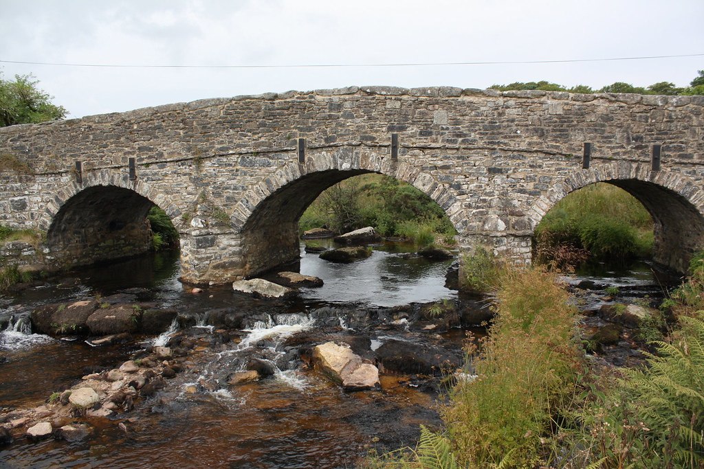 Dartmoor National Park: Straßenbrücke über den East Dart in Postbridge