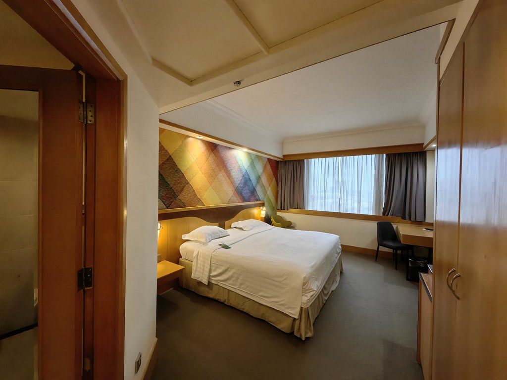 Deluxe Room SGD$233.81 (rm$835.40) @ 新加坡城市中心富麗華大酒店 Furama City Centre,  Eu Tong Sen St, Singapore