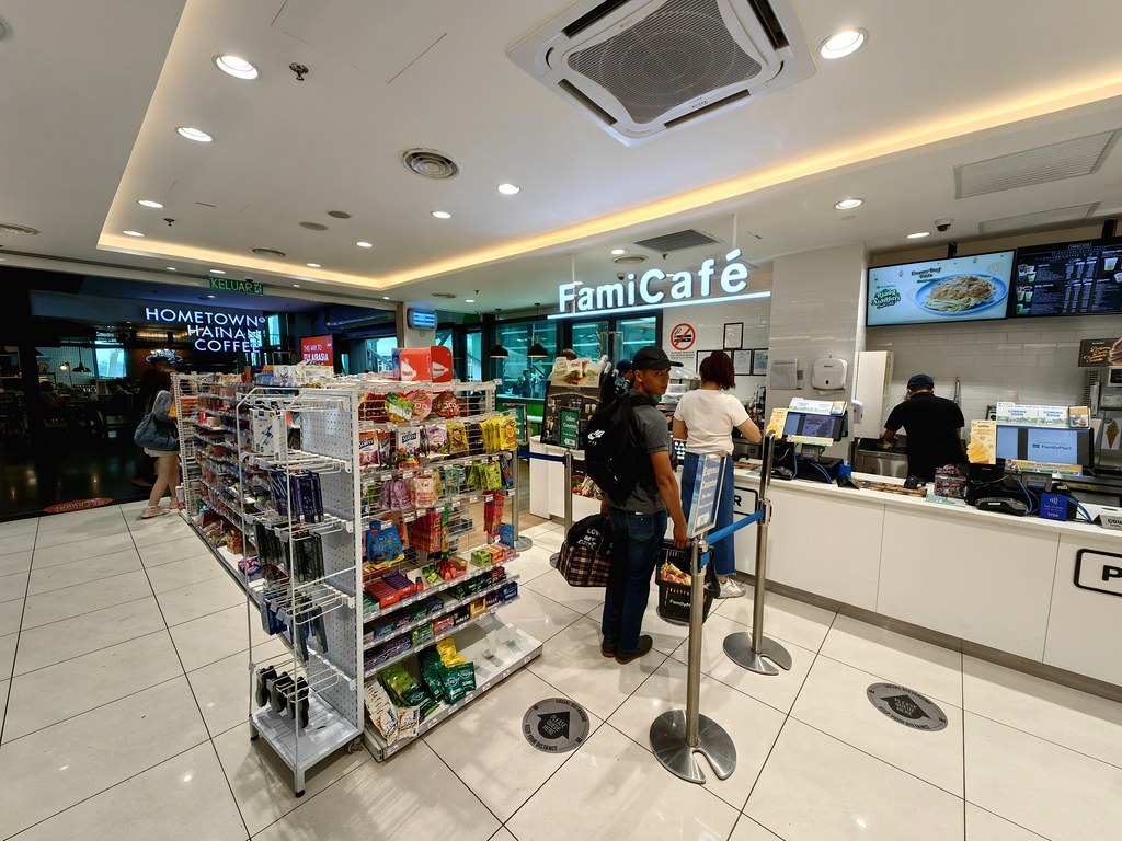 @ 全家便利店 FamilyMart Gateway in KLIA Terminal 2 Arrivals