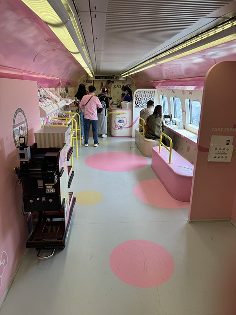 Unterwegs mit dem "Hello Kitty"-Shinkansen