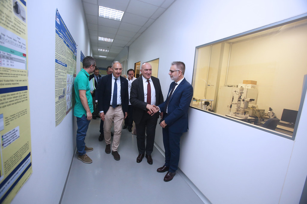 El Alcalde de Valladolid, Jesús Julio Carnero, visita las instalaciones del IOBA