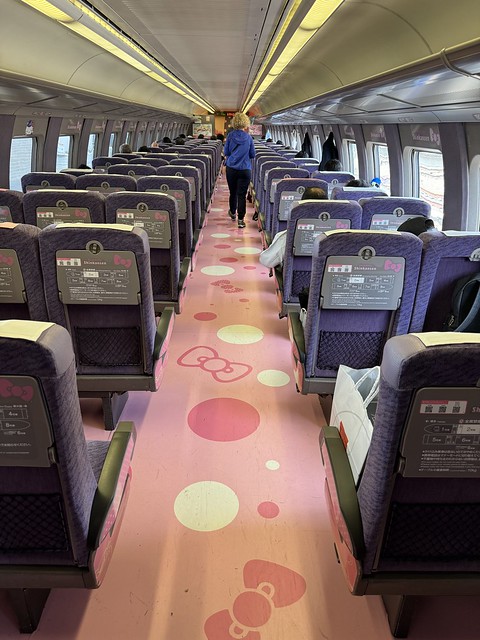 Unterwegs mit dem "Hello Kitty"-Shinkansen