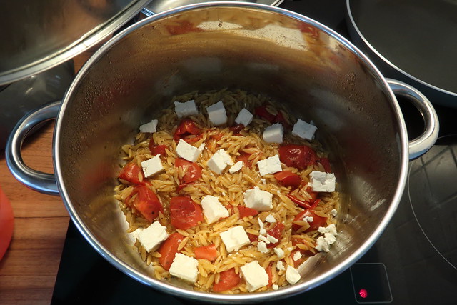 Griechische Suppe mit Tomaten, Reisnudeln und Feta (noch auf dem Herd)