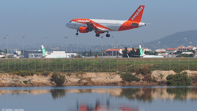 EASYJET A319 G-EZDJ @ Faro International Airport