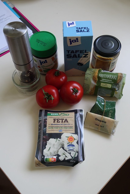 Zutaten für Griechische Suppe mit Tomaten, Reisnudeln und Feta