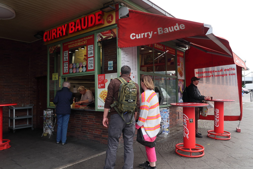Curry-Baude (= traditioneller Imbiss am Ausgang des U-Bahnhofs Gesundbrunnen)